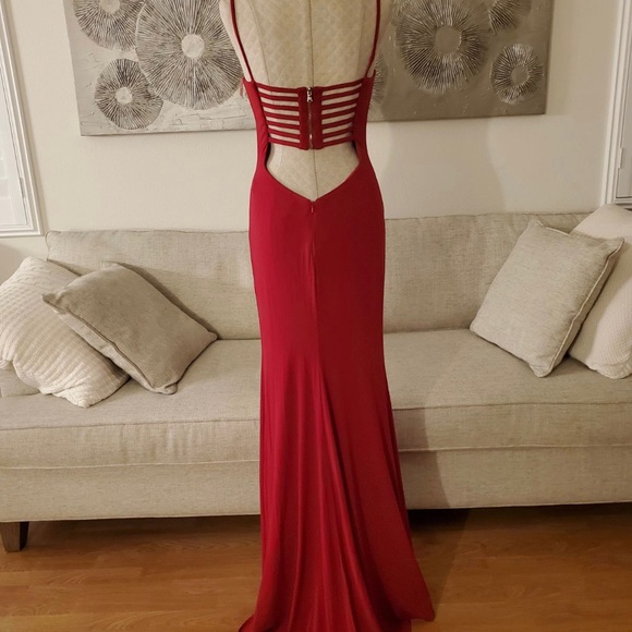La Femme Caged Strappy-Back Gown size 6 in Red. - Picture 5 of 9